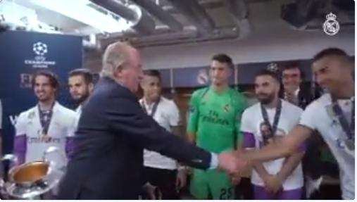 VÍDEO - Así felicitó el rey Juan Carlos a los jugadores del Madrid tras la duodécima: su mensaje a Cristiano