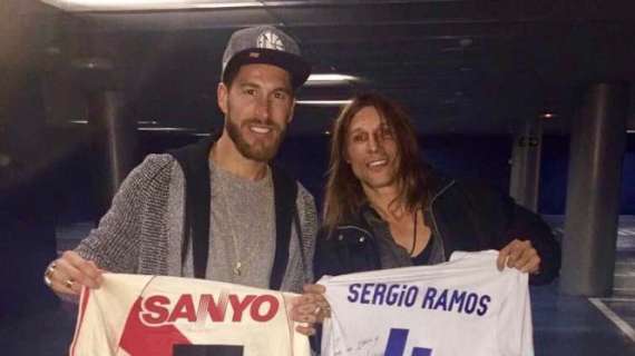 FOTO - Ramos se fotografió con el ídolo que le hizo llevar la melena