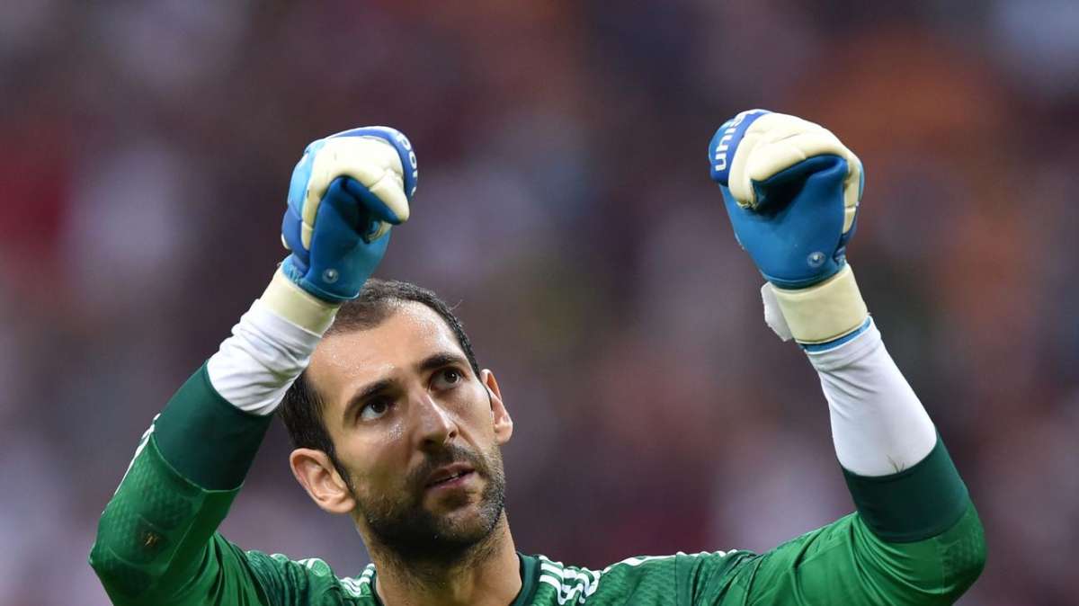 Diego López, dos semanas de baja