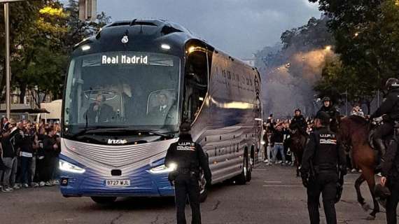 Vídeo: miles de aficionados reciben al autobús del Real Madrid antes del clásico en el Bernabéu