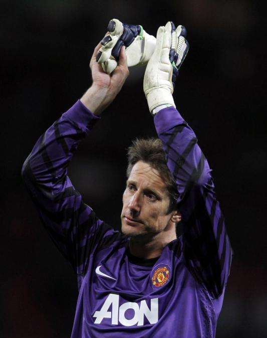 Van der Sar regresa al fútbol a los 45 años