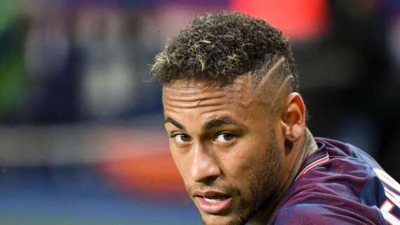 VÍDEO - A Neymar le lanzaron billetes de 500 euros con su cara ante el Bayern