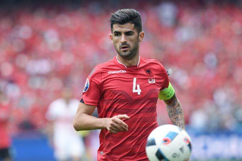 CRÓNICA: Albania hace historia, pero le toca esperar