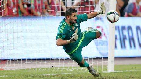 MARCA: Benítez podría optar por Casilla ante el Shakhtar