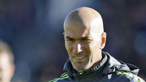MARCA: El Madrid pone a la venta camisetas con el nombre de Zidane y el '5'
