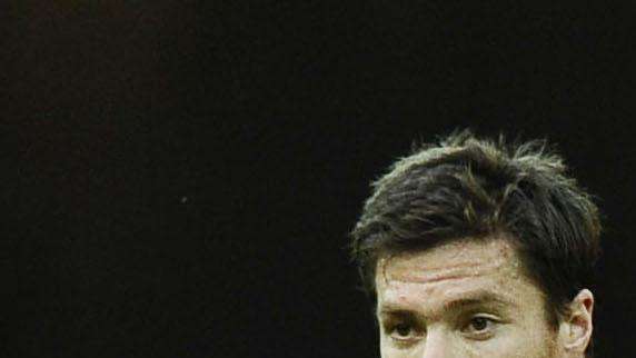 Xabi Alonso, titular frente al Schalke 04