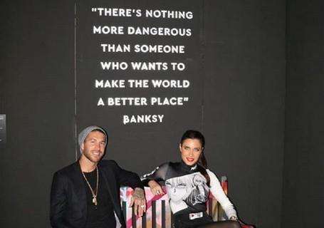 FOTO - Sergio Ramos y Pilar Rubio visitan 'Banksy'