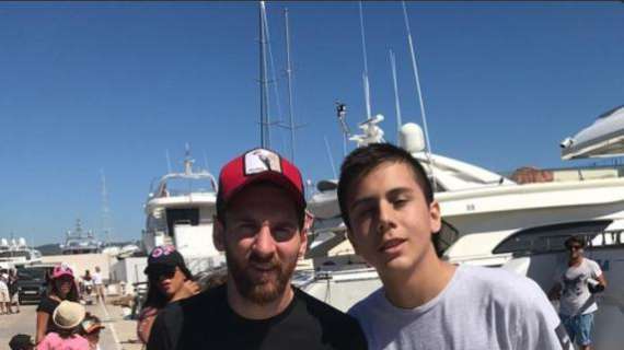 FOTO - Se hace viral una foto de Messi en Ibiza con un fan 