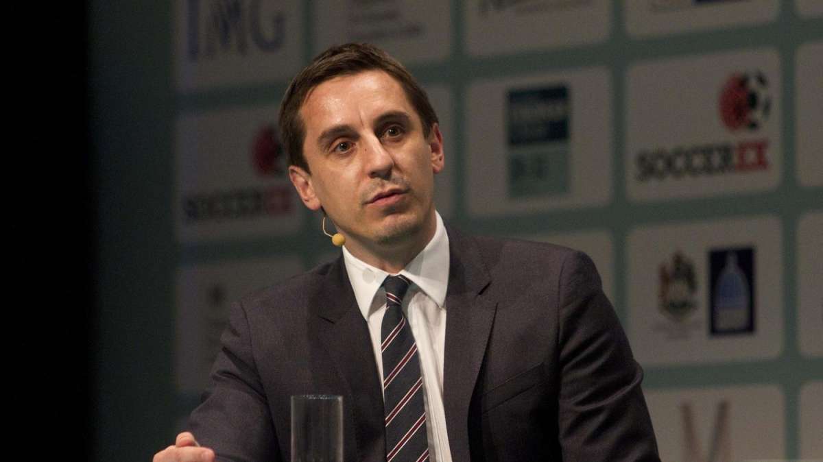 Gary Neville: "Mourinho quiere meter presión a los árbitros"