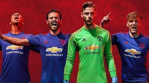 Pese al interés del Madrid, De Gea posa con la nueva camiseta del United