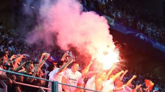 FOTO - ¡Escándalo en Lyon! Un centenar de aficionados salta al césped para refugiarse de los ultras