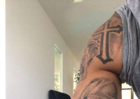 FOTO - Danilo rellena su brazo derecho con un nuevo tatuaje