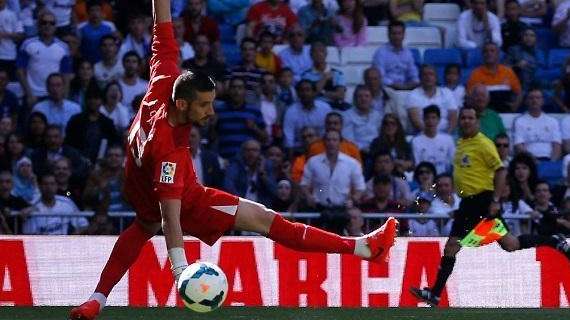 Casilla se entrena con el Espanyol a la espera de cerrar su fichaje con el Madrid