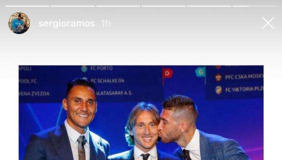 FOTO - Sergio Ramos a Modric con beso incluido: "Ahora a por el Balón de Oro"