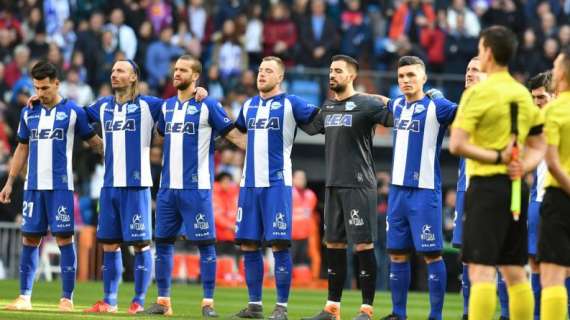 DESCANSO - Alavés 0-0 Levante: Manu García perdona de penalti y los visitantes se quedan con 10