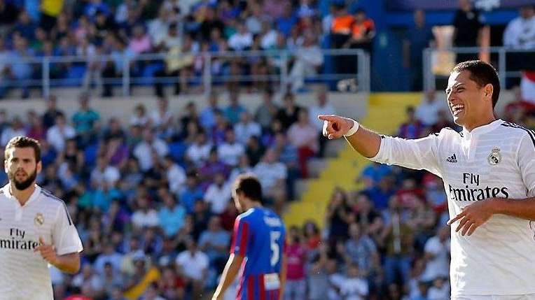 'Chicharito', titularidad y penalti a favor