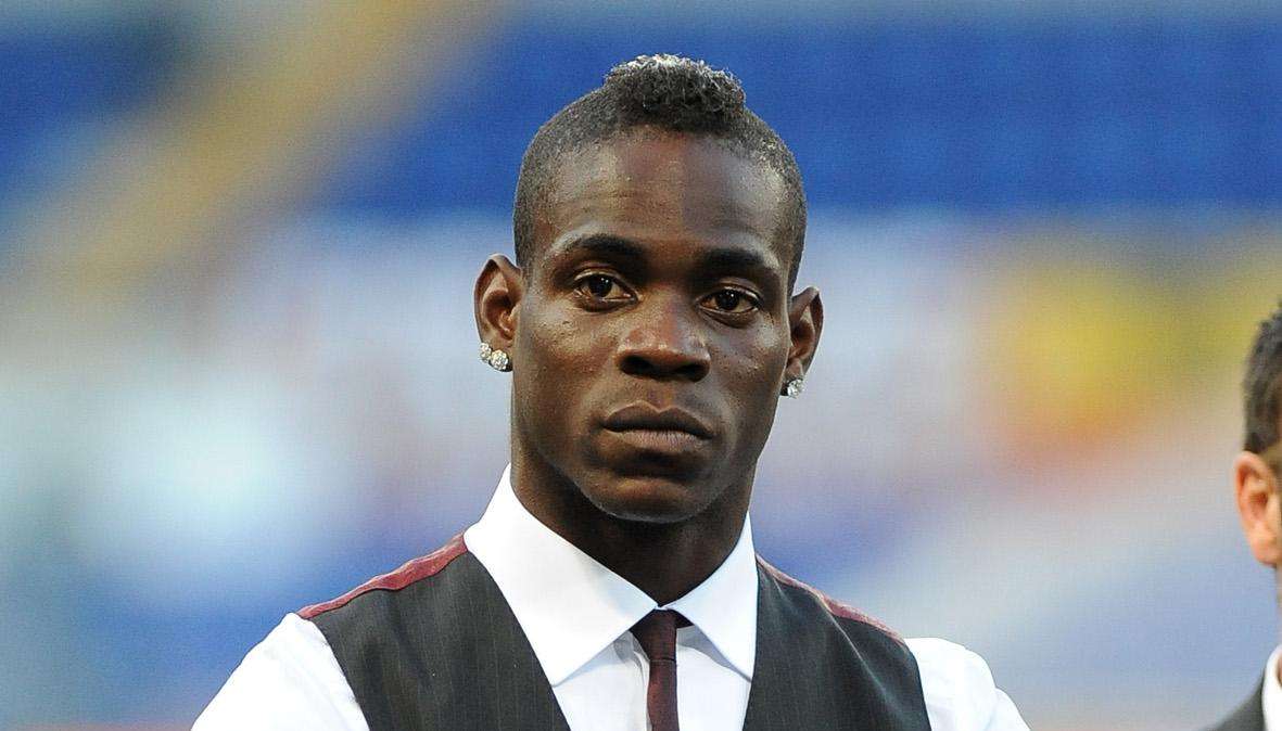 Balotelli recibe insultos racistas en el entrenamiento de Italia