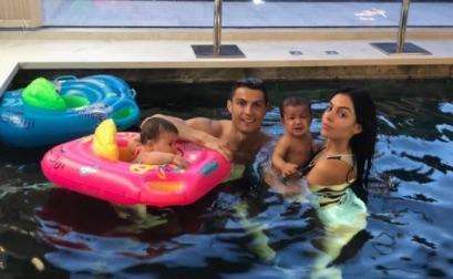 FOTO - Cristiano pasa la tarde relajado en la piscina junto a Georgina