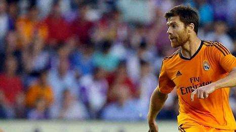 La UEFA decide hoy el castigo a Xabi Alonso por saltar al césped