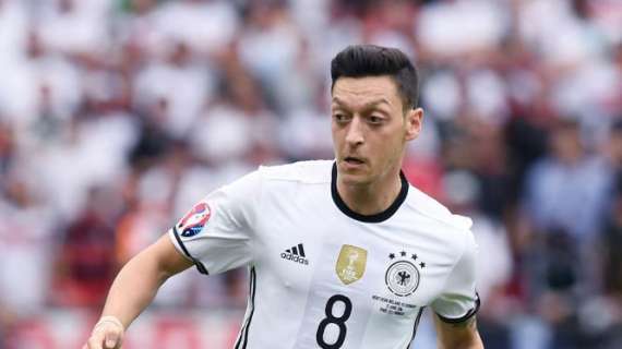 El peor momento de Özil: cancelan la visita a su escuela por miedo a la aparición de grupos de extrema derecha