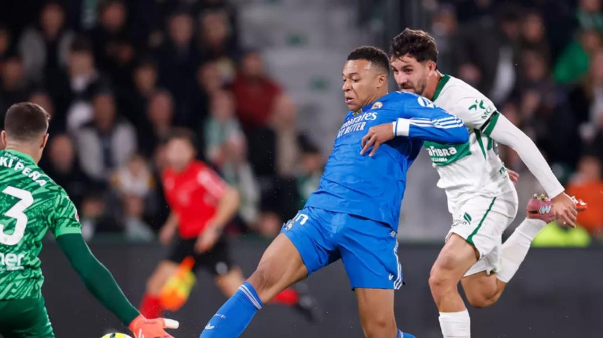 Una estrella vinculada con el Real Madrid visita el Martínez Valero