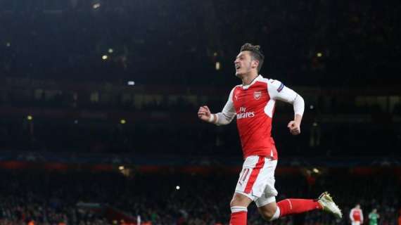 La policía de Stoke se ríe de Ozil en Twitter