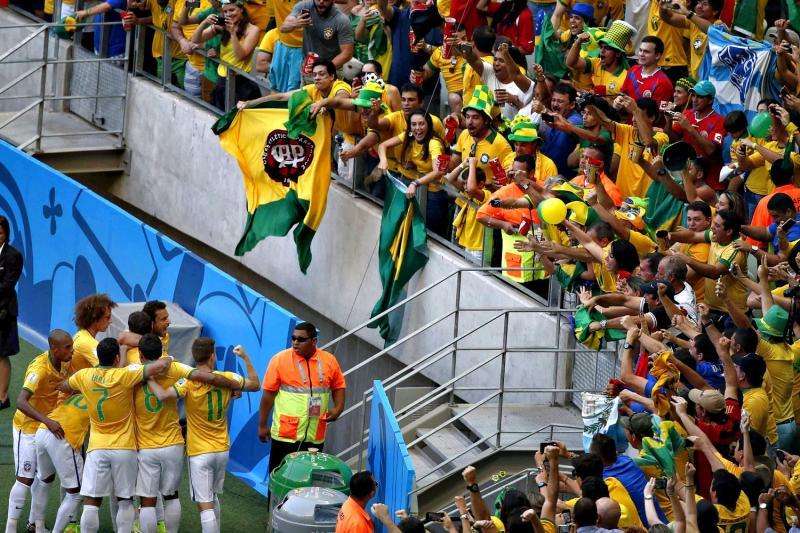 Emotivo gesto de la Brasil de Casemiro y Marcelo: 36.000 personas y 36.000 kilos de alimentos no perecederos