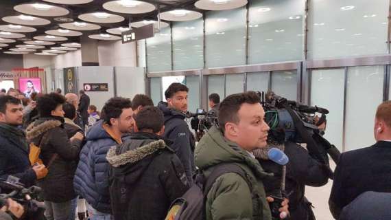 FOTO BD - Máxima expectación en Barajas por la llegada de Maradona