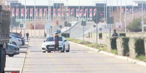 VÍDEO - Un aficionado se lanza a la carretera para interrumpir el paso en Valdebebas