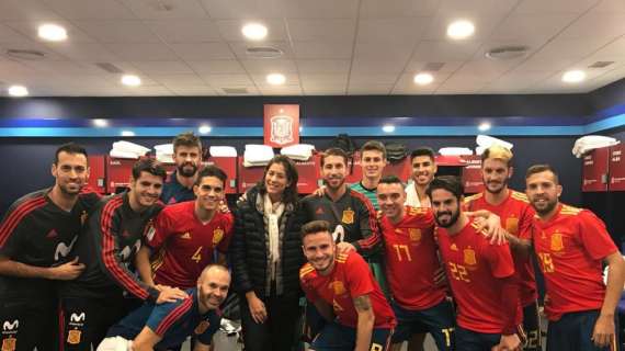 FOTO - El vestuario de la selección española recibió una visita muy especial