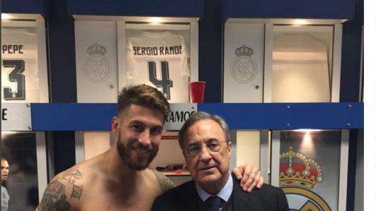La plantilla regala una camiseta firmada a Florentino por su cumpleaños