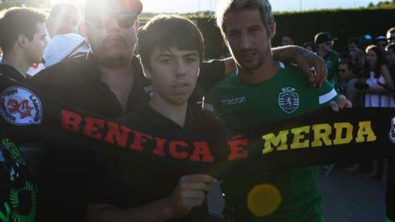 FOTO - Portugal estalla: Coentrao posa con una bufanda que insulta a su exequipo: "¡Benfica merda!"