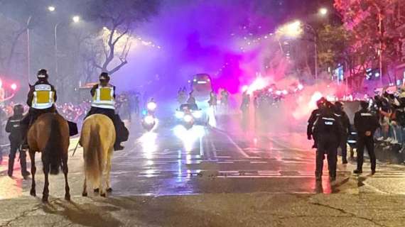 La lluvia no impide que miles de aficionados reciban al autobús del Real Madrid en el Bernabéu