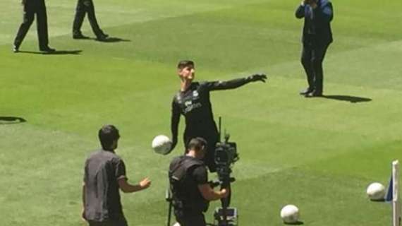 FOTO BD - Las primeras imágenes de Courtois sobre el césped del Bernabéu