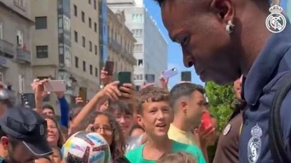 Vinicius firmando camisetas