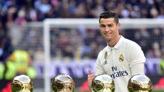 FOTO - Cristiano ofrece su cuarto Balón de Oro al Bernabéu