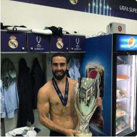 FOTO - Carvajal posa con su tercera Supercopa: "Súper cup x3"