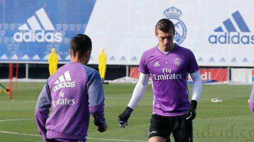 Kroos se entrenó con el grupo en la última sesión antes del Clásico