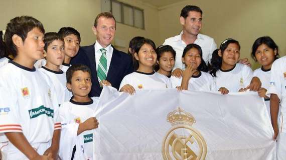 Butragueño inaugura dos escuelas de la Fundación Real Madrid en Bolivia