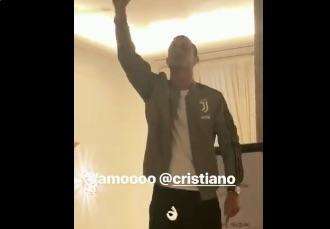 VÍDEO - Cristiano canta subido a una silla en su inocentada como nuevo jugador de la Juve