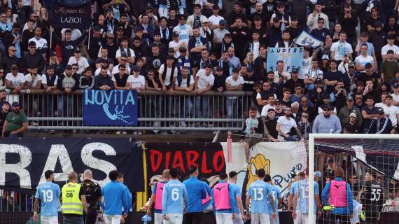 Pari con il Monza, giocatori Lazio a confronto con i tifosi