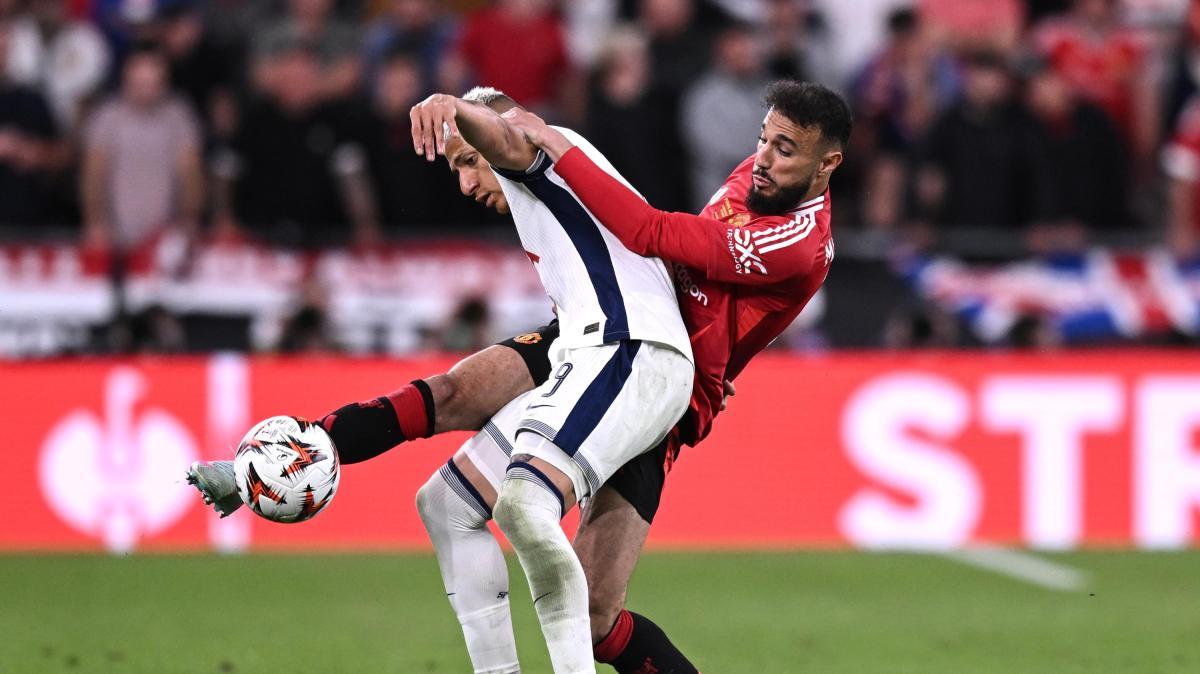 Mazraoui potrebbe lasciare lo United: Juve all'assalto?