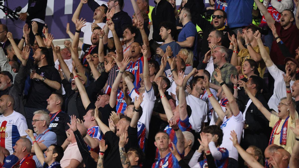 Gruppi di tifosi all'esterno della sede dell'Assemblea FIGC inneggiano ad un calcio libero