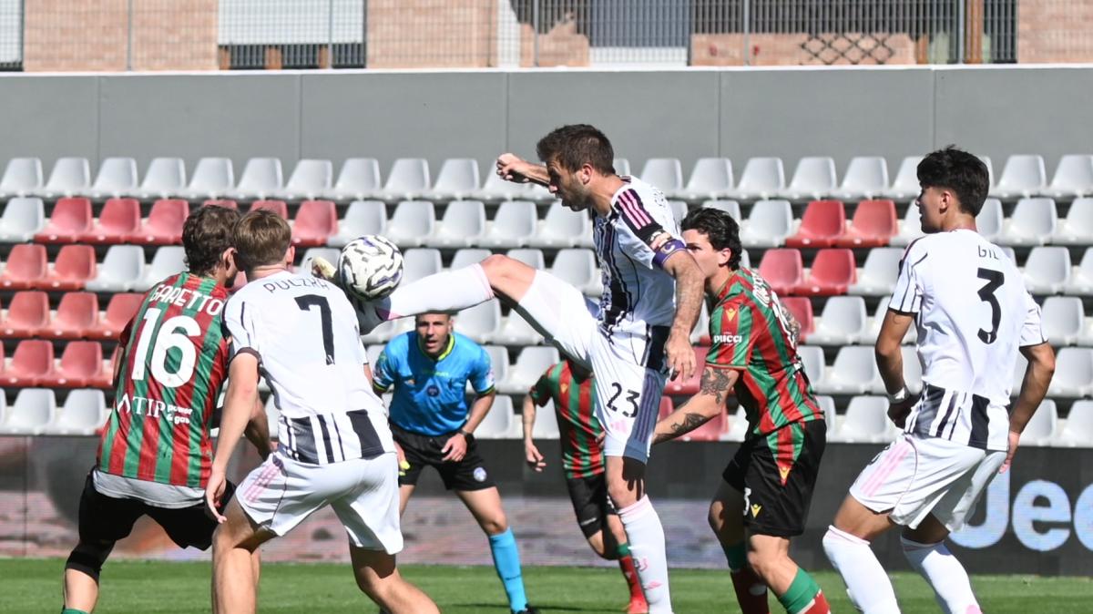 Ternana ko con la Juventus Next Gen, Fazio: "Non meritavamo la sconfitta. E sulle decisioni arbitrali..."