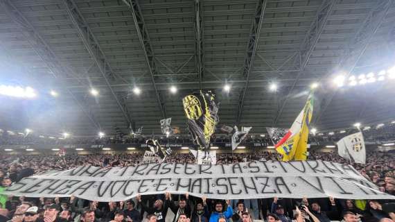 Juventus, la Curva Sud si stringe attorno agli ultrà del Foggia: lo striscione allo Stadium