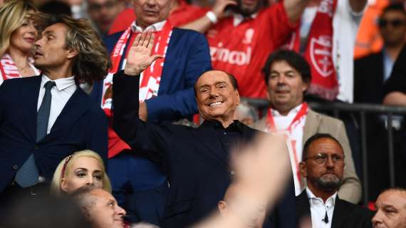 La Juve non ricorda Berlusconi sui social, i tifosi scherzano: "Il nostro social media manager è Travaglio"