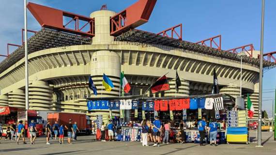 Inter-Juventus, l'arrivo dei pullman a San Siro | VIDEO