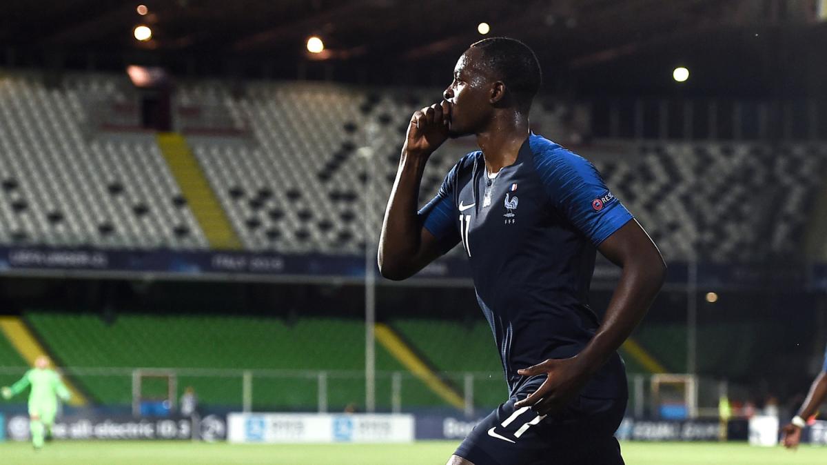 Romano: "Mateta con avvocato e procuratore in sede al Crystal Palace. Ha chiesto la cessione" 