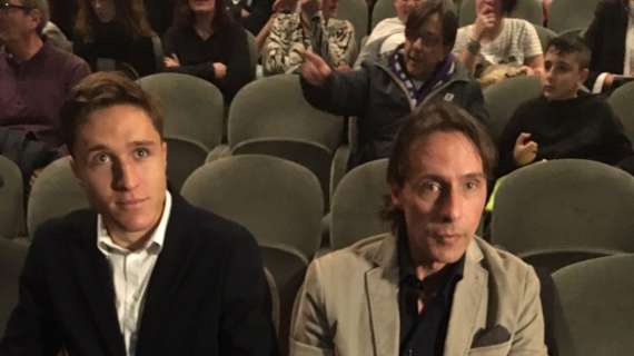 Enrico Chiesa firma autografi al matrimonio del figlio Federico | VIDEO