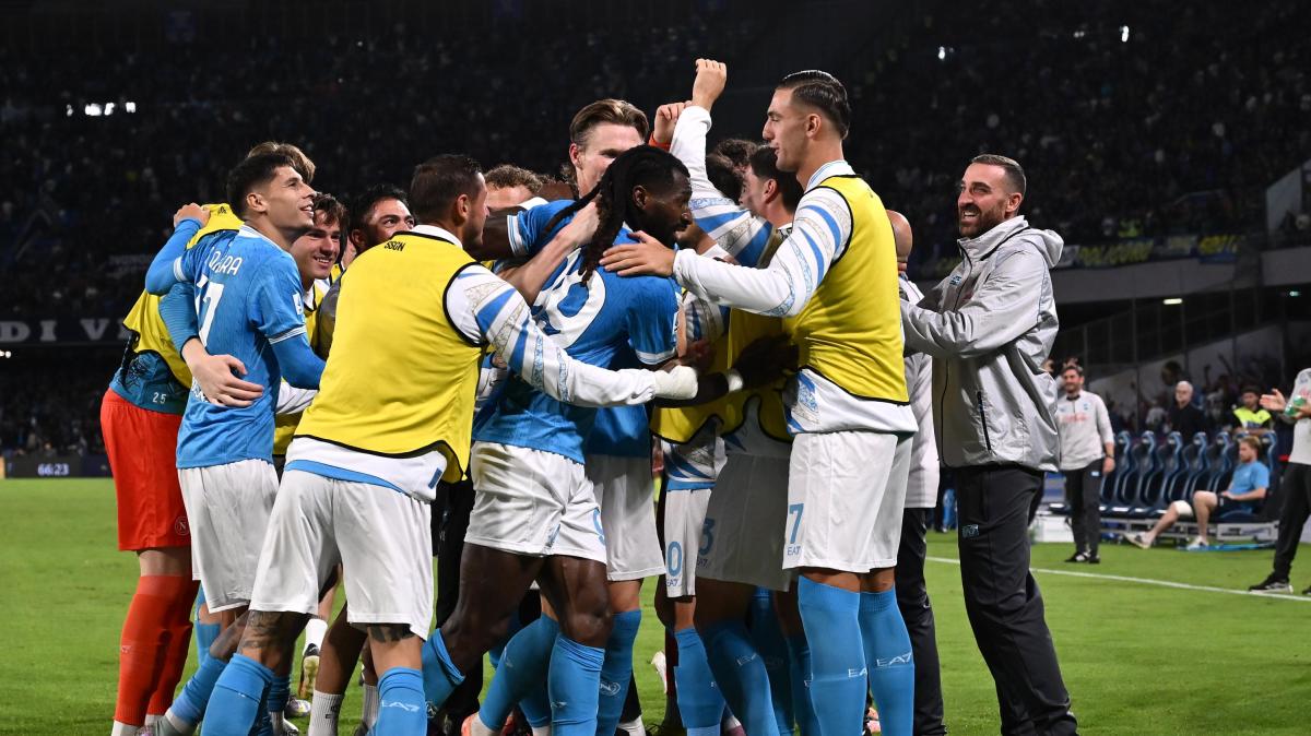 Il Napoli supera l’Inter tra le polemiche: la Juventus può agganciare i nerazzurri domani